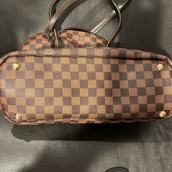 Excellent condition,presten interior is spotless , no cracks on handles.. - Picture 6 of 9